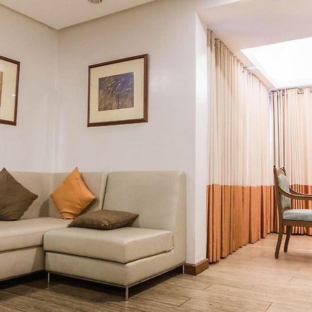 La Fiesta Hotel Илоило Экстерьер фото
