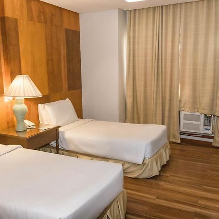 La Fiesta Hotel Илоило Экстерьер фото