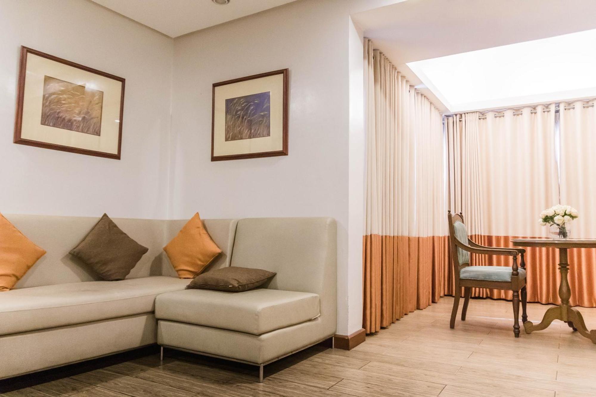 La Fiesta Hotel Илоило Экстерьер фото
