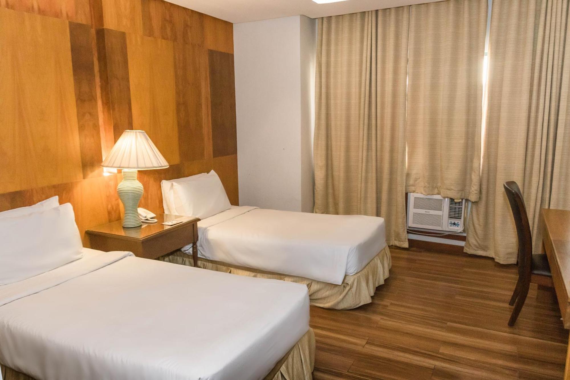 La Fiesta Hotel Илоило Экстерьер фото