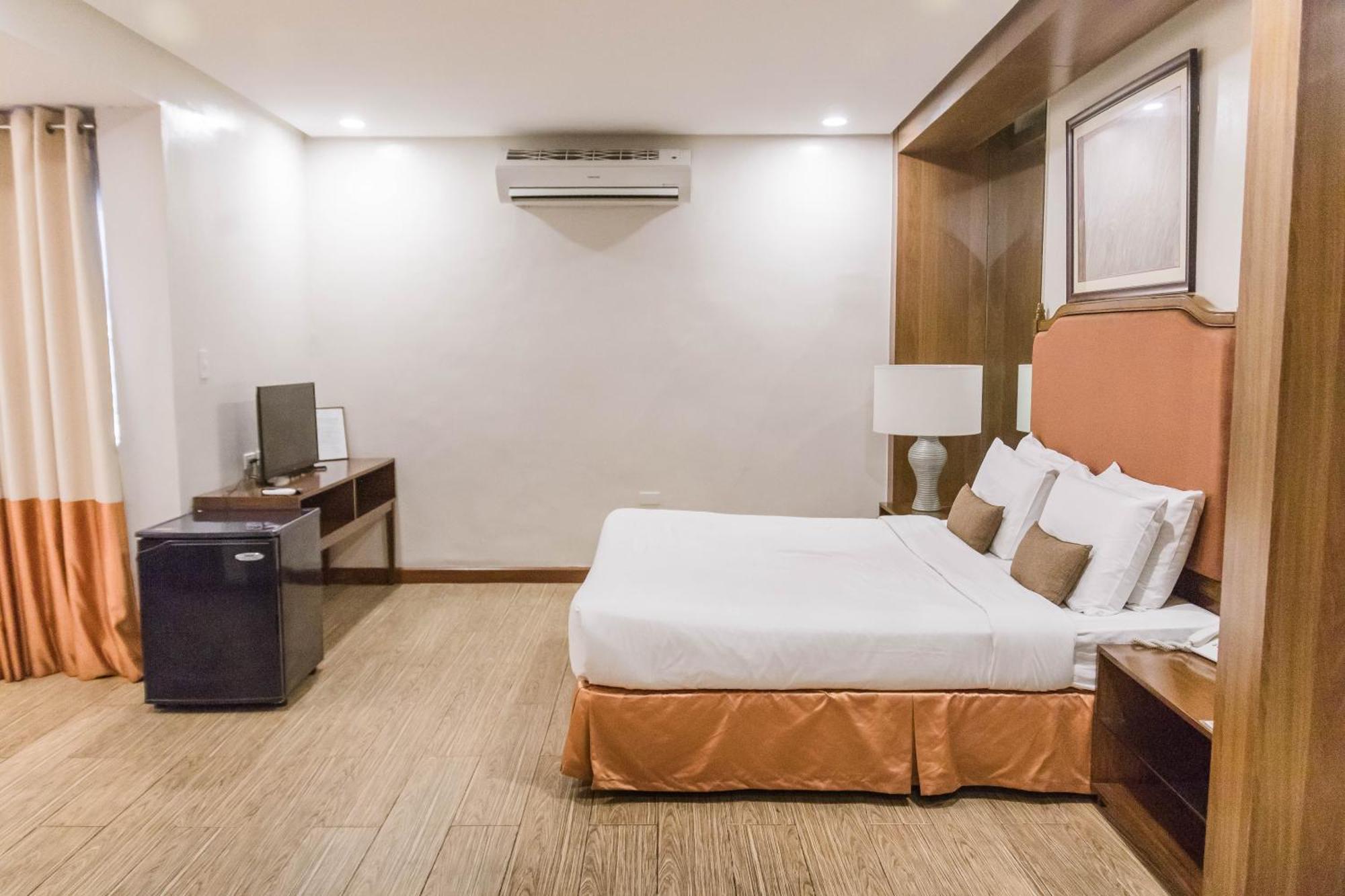 La Fiesta Hotel Илоило Экстерьер фото