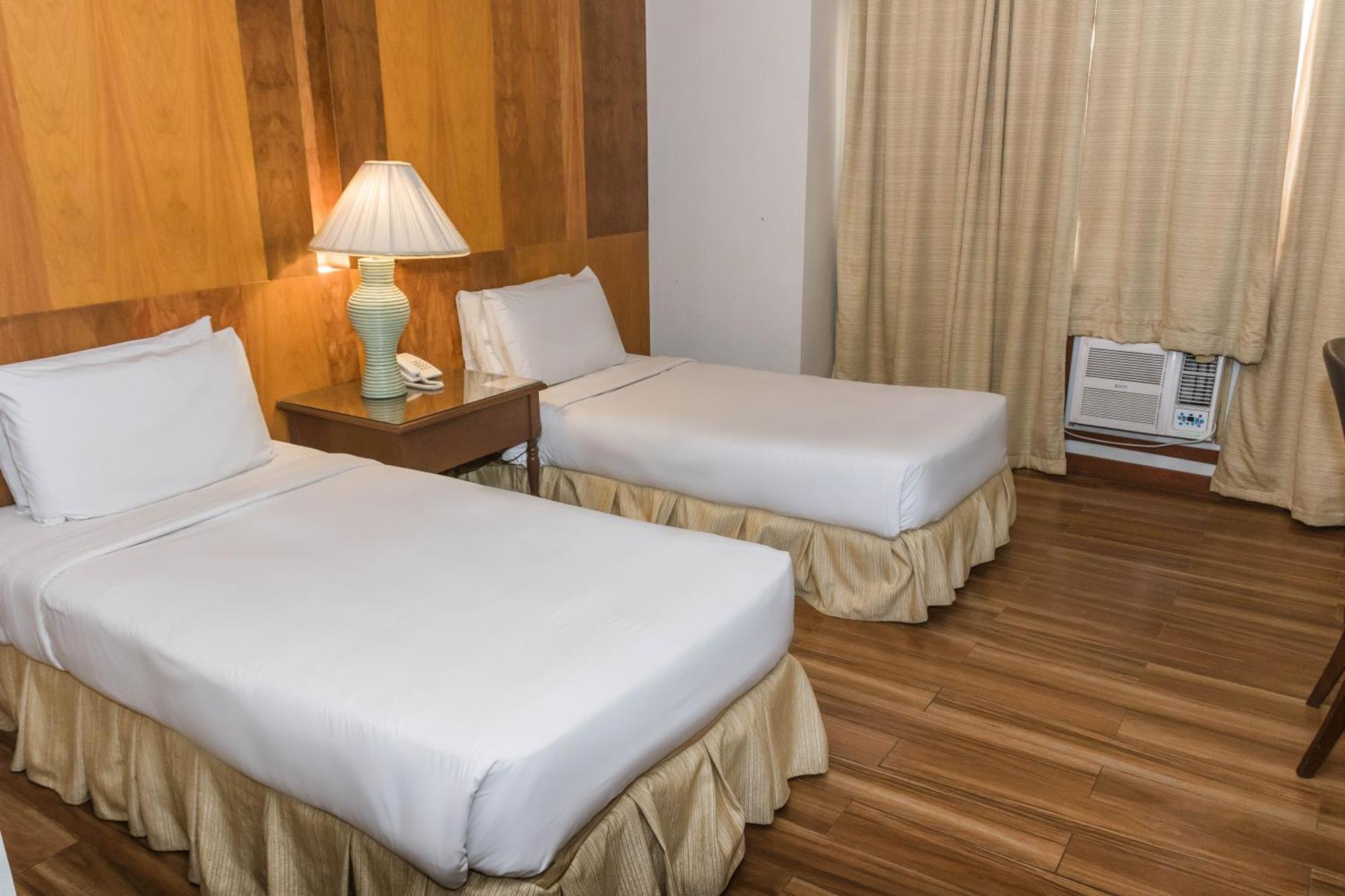 La Fiesta Hotel Илоило Экстерьер фото