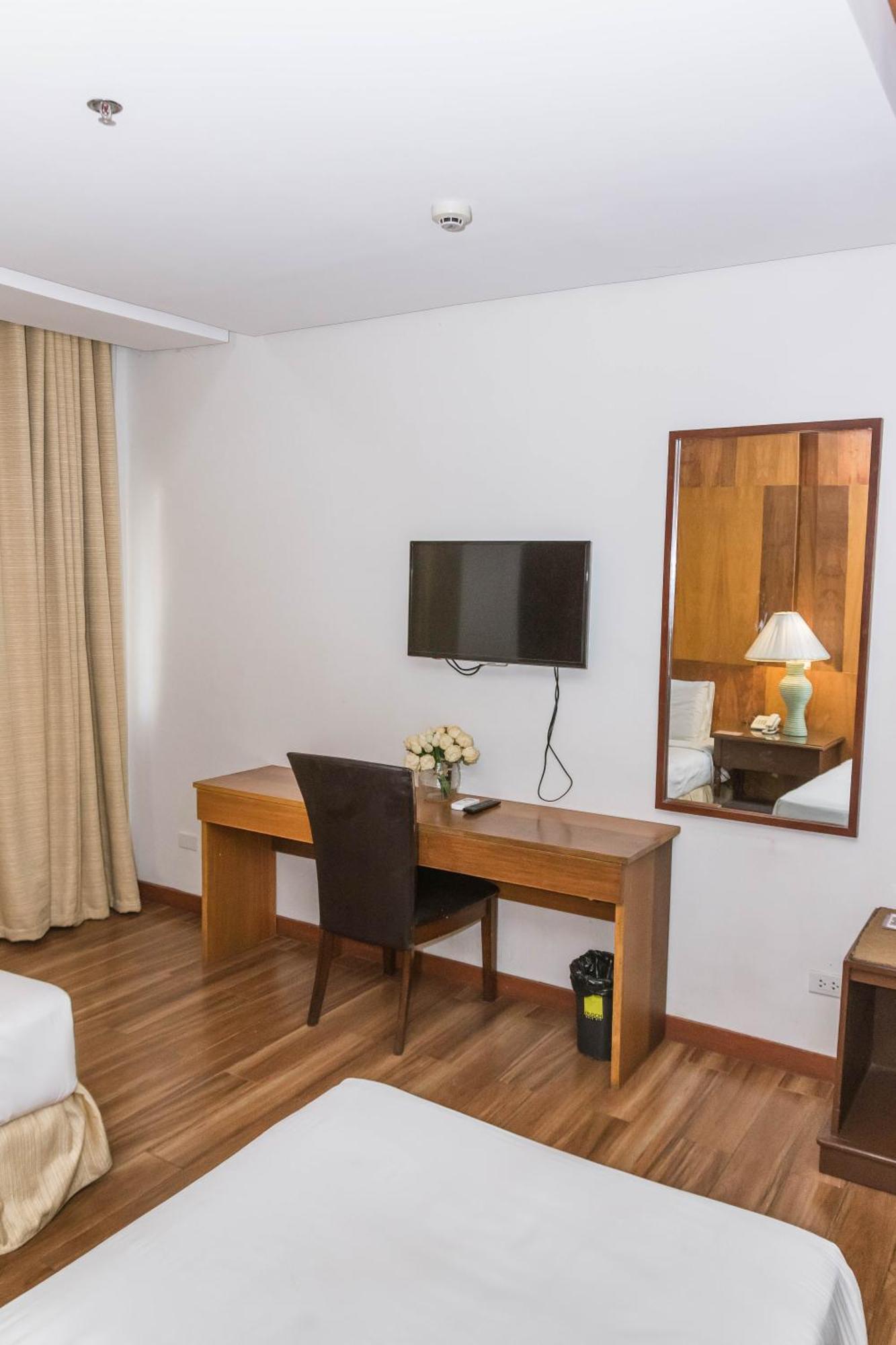 La Fiesta Hotel Илоило Экстерьер фото