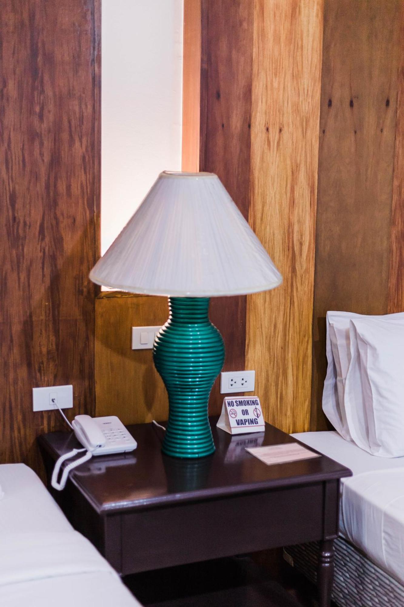 La Fiesta Hotel Илоило Экстерьер фото