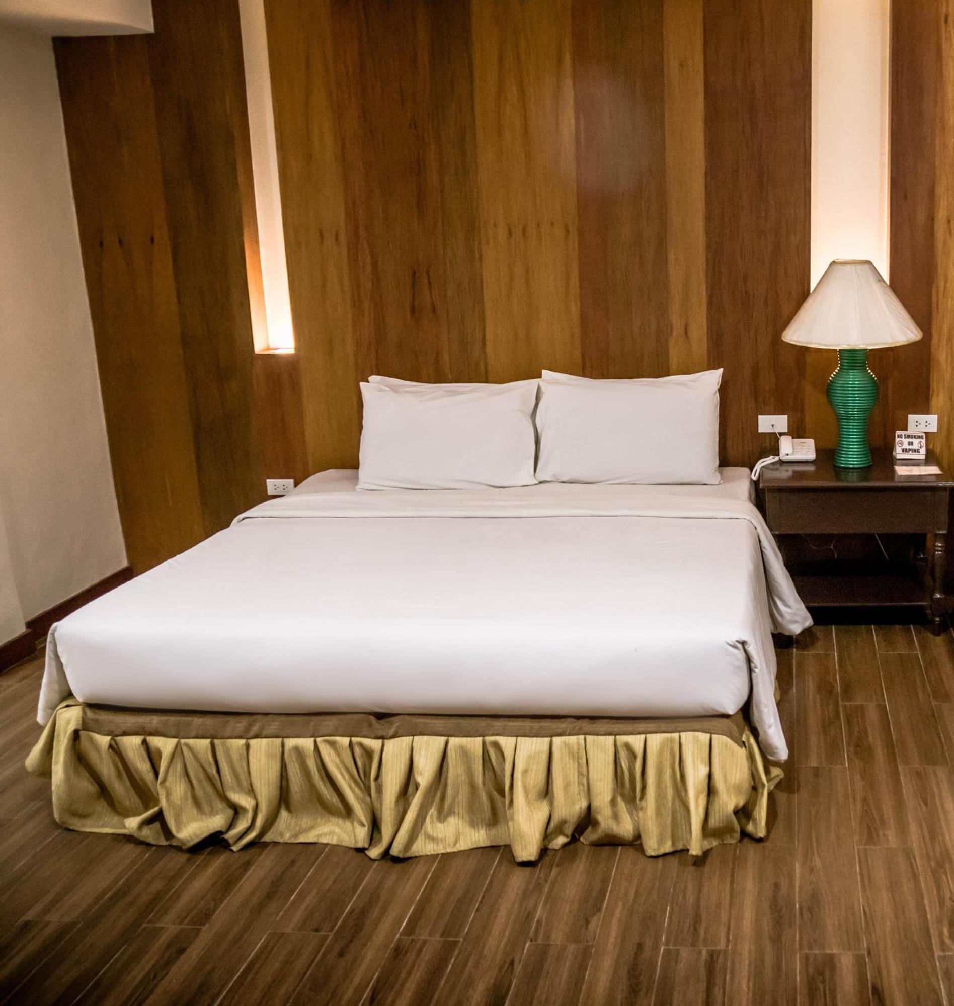 La Fiesta Hotel Илоило Экстерьер фото