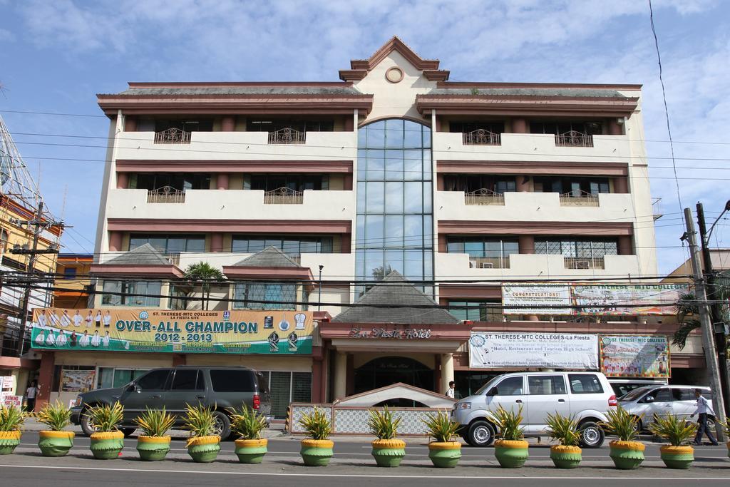 La Fiesta Hotel Илоило Экстерьер фото