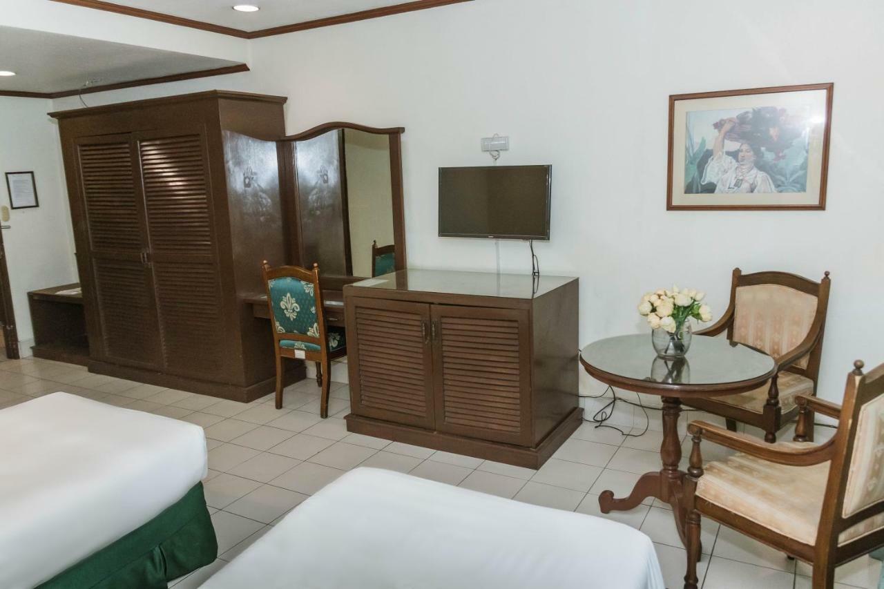 La Fiesta Hotel Илоило Экстерьер фото