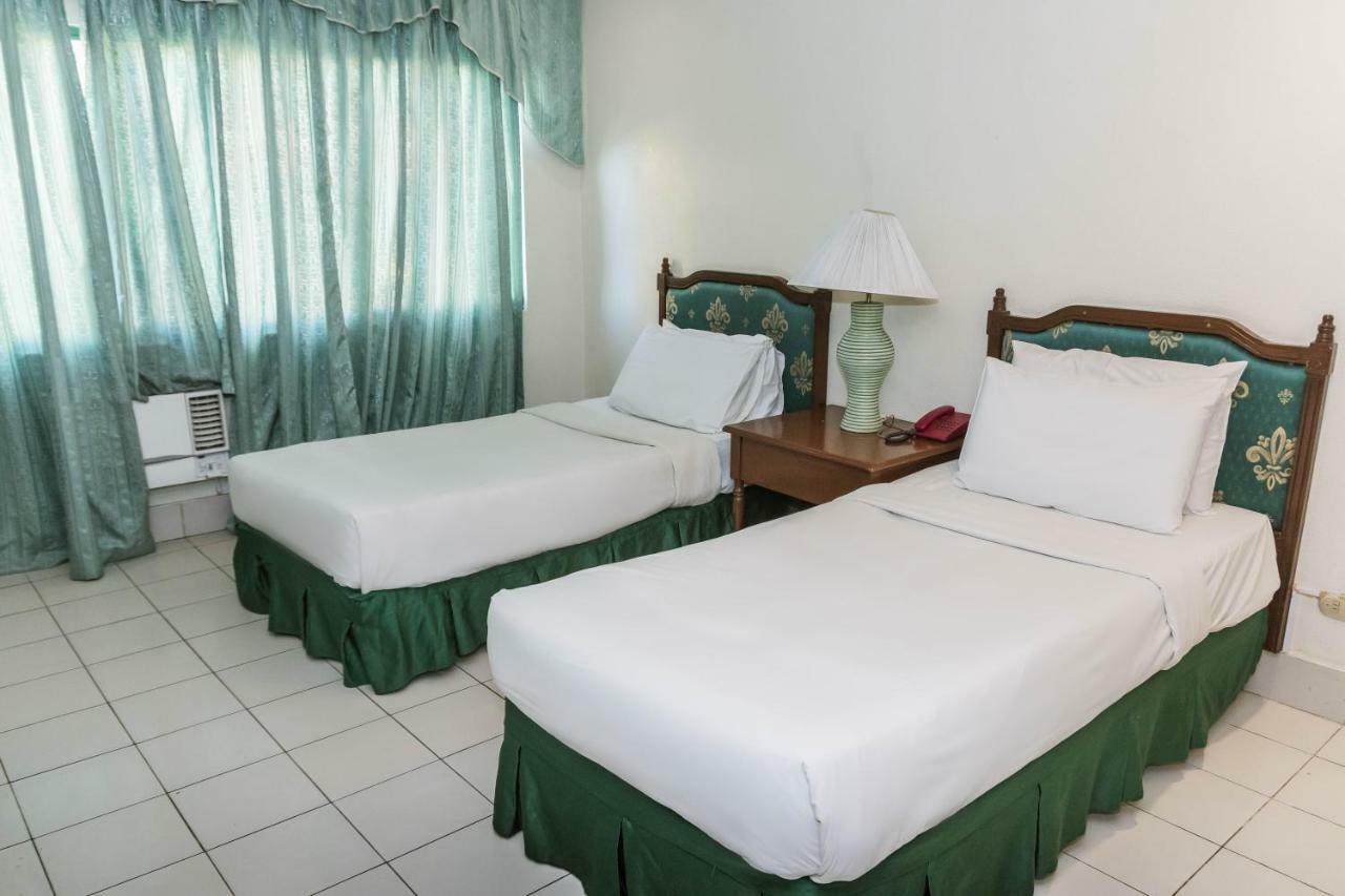 La Fiesta Hotel Илоило Экстерьер фото