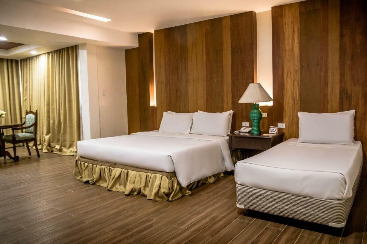 La Fiesta Hotel Илоило Экстерьер фото