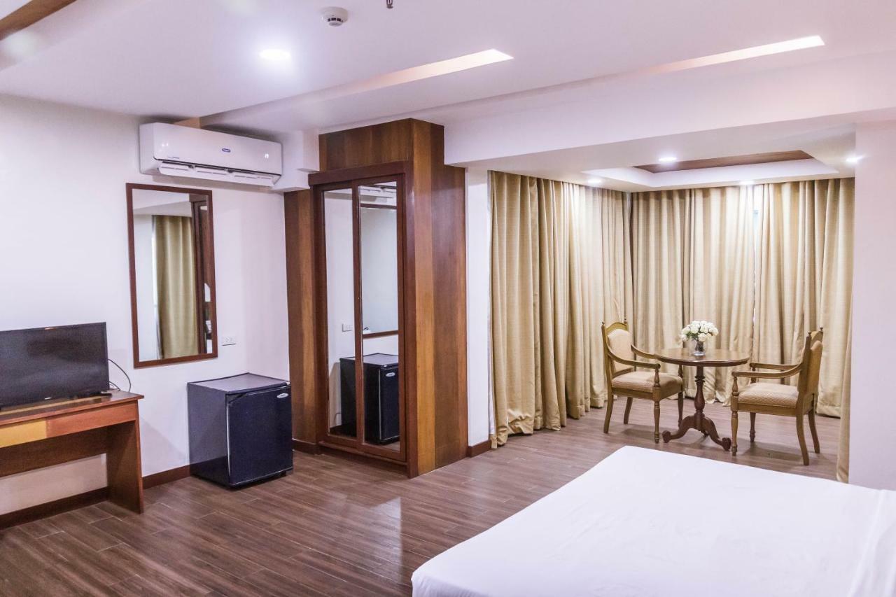 La Fiesta Hotel Илоило Экстерьер фото