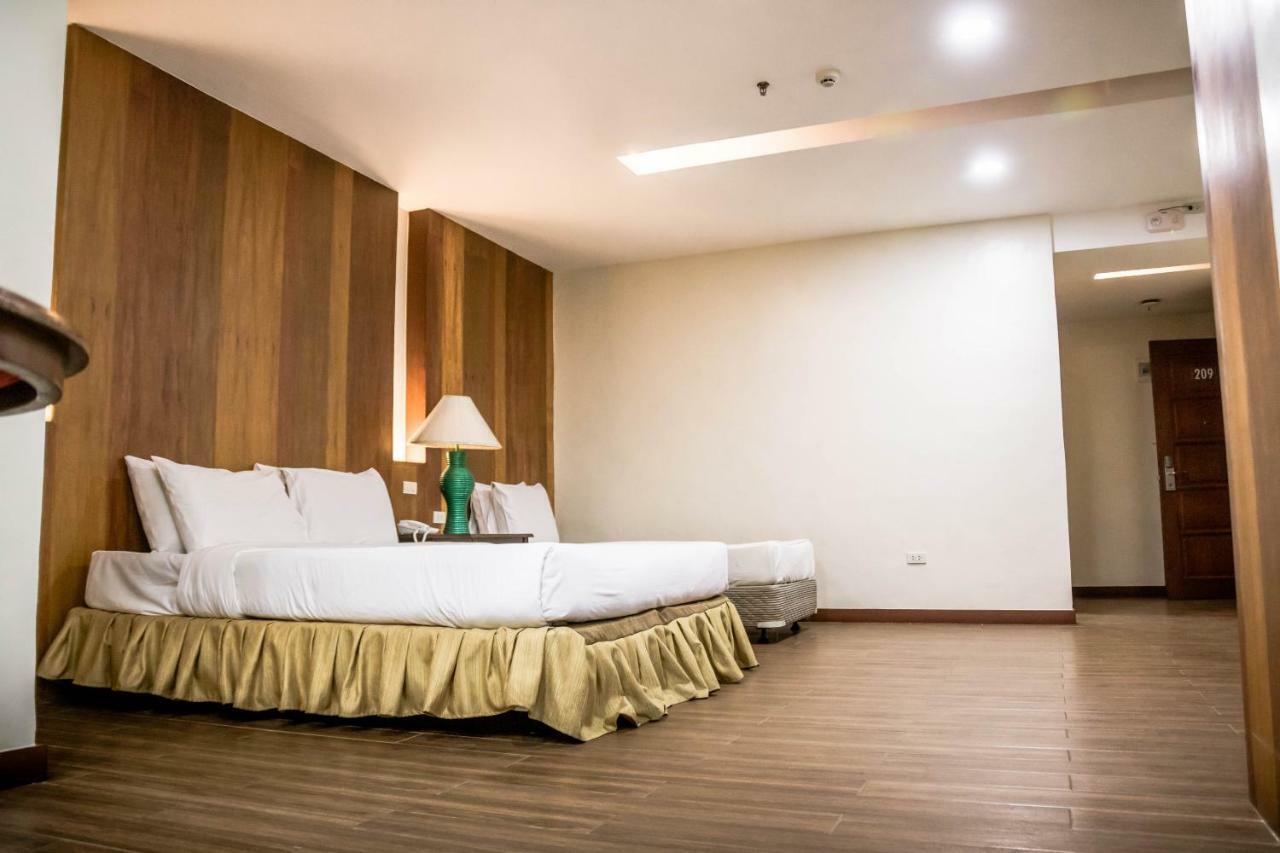 La Fiesta Hotel Илоило Экстерьер фото