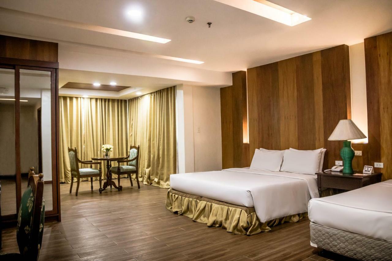 La Fiesta Hotel Илоило Экстерьер фото
