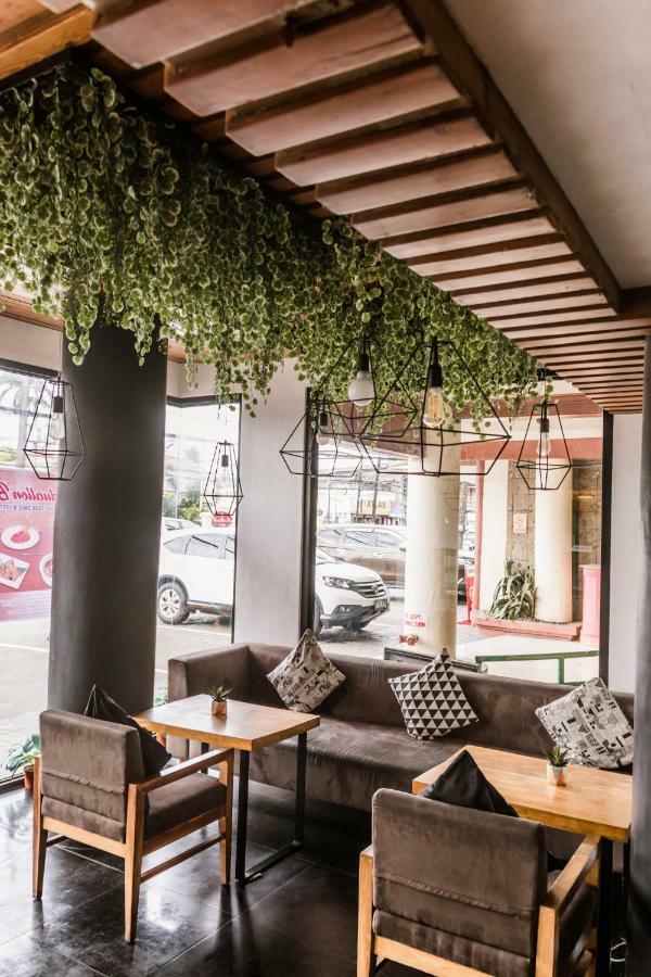 La Fiesta Hotel Илоило Экстерьер фото