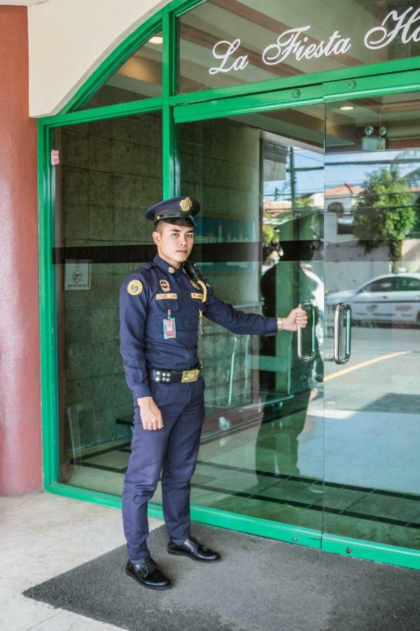La Fiesta Hotel Илоило Экстерьер фото