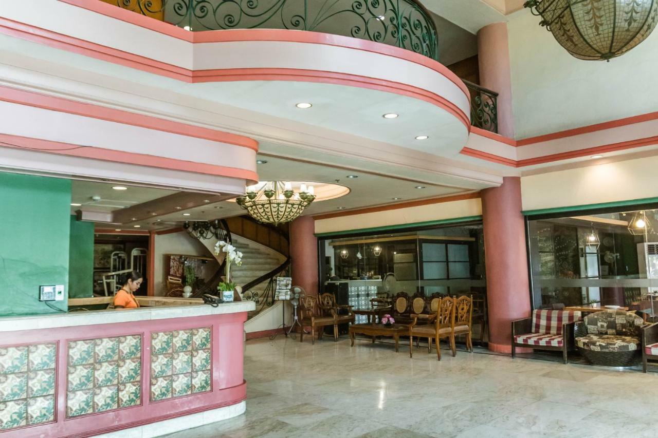 La Fiesta Hotel Илоило Экстерьер фото