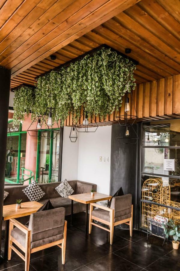 La Fiesta Hotel Илоило Экстерьер фото