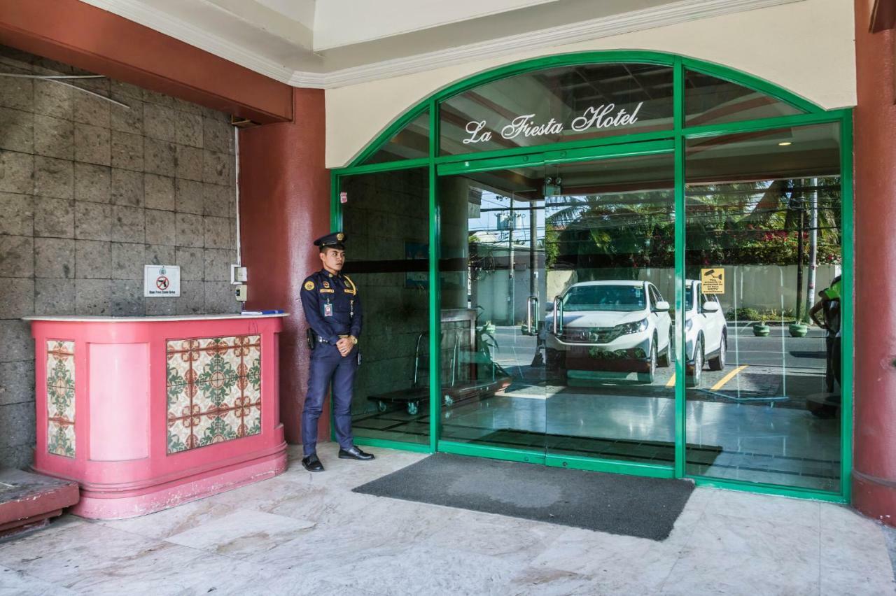 La Fiesta Hotel Илоило Экстерьер фото