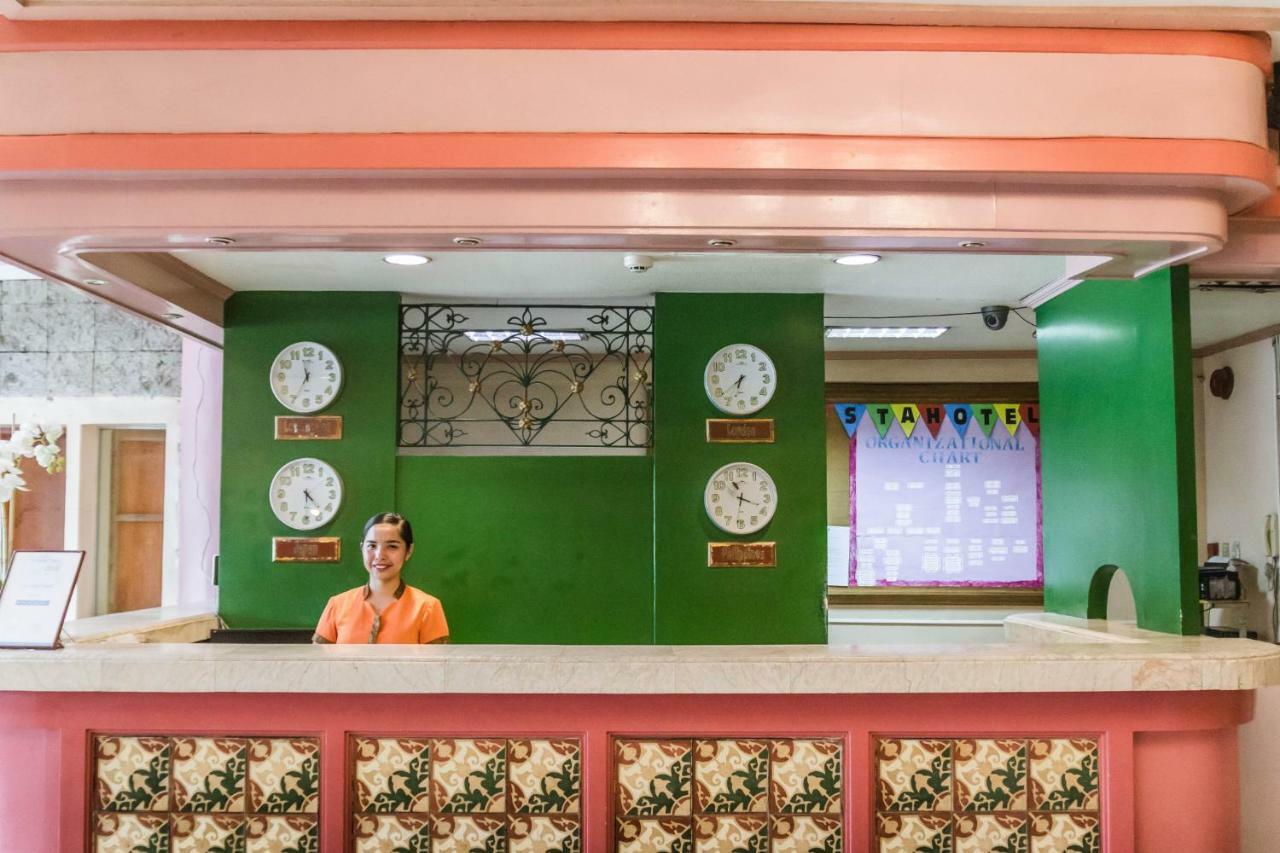 La Fiesta Hotel Илоило Экстерьер фото