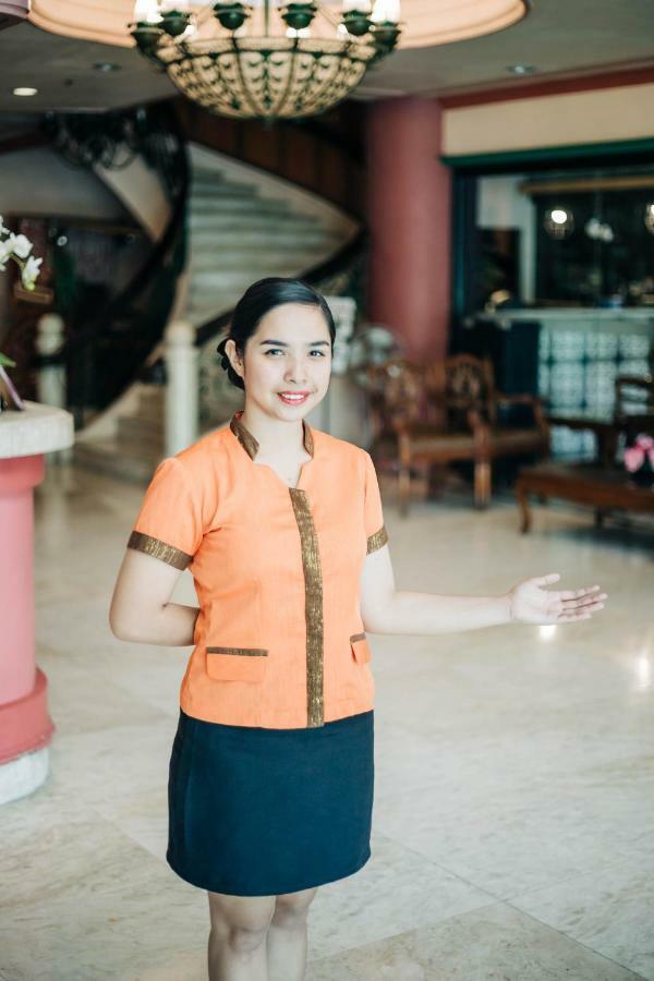 La Fiesta Hotel Илоило Экстерьер фото
